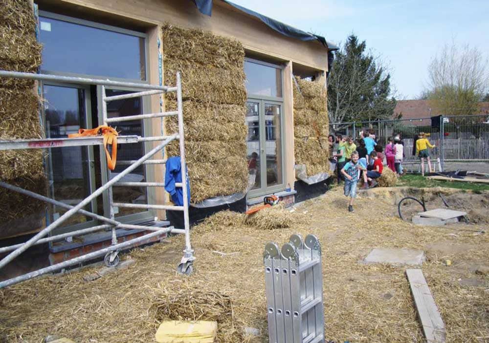 Kinderen “De Sterrebloem” bouwen eigen klas van stro