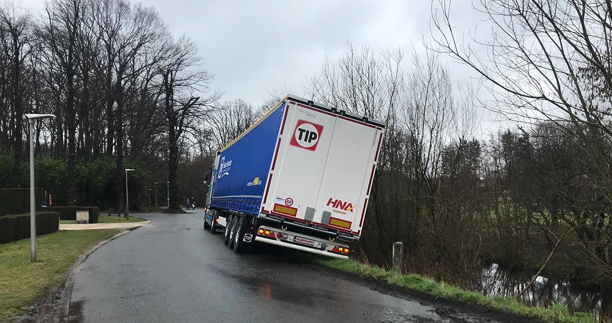 Terug een camion vast in de gracht van de Gampelaeredreef
