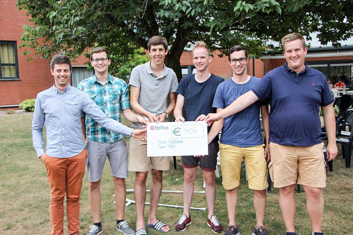 Vinktse Vrienden schenken 1104 euro aan goede doel