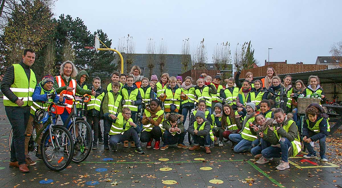 Vijfdejaars veilig naar school door gratis fluohesje van stad