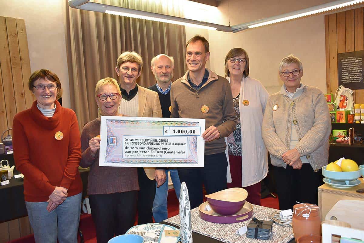 Uitreiking winst Wereldwinkel-ontbijt aan Difam