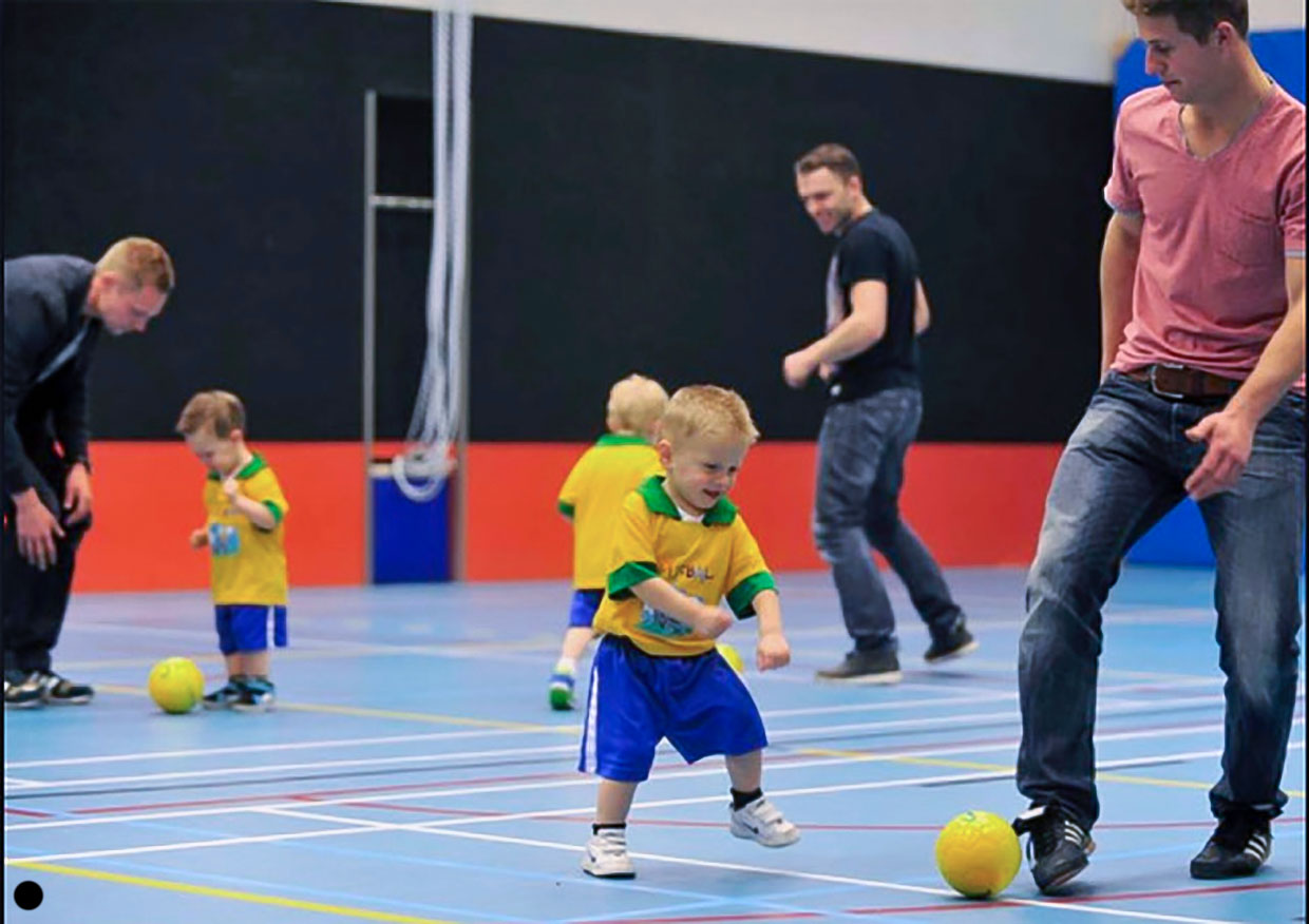 Voetjebal laat de bal circuleren tussen kid en ouder
