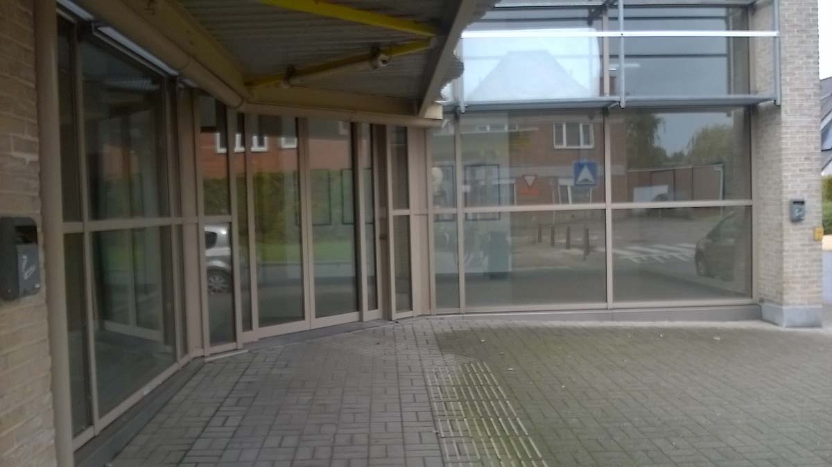 De wachtzaal van het station in Landegem weer in gebruik