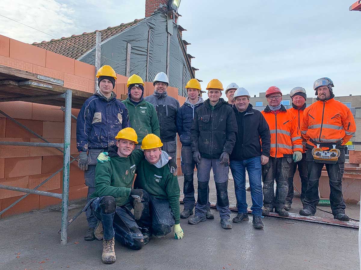 Vandenbussche laat studenten VTI Deinze kennis maken met innovatieve bouwtechnieken op bouwplaats in Deinze.