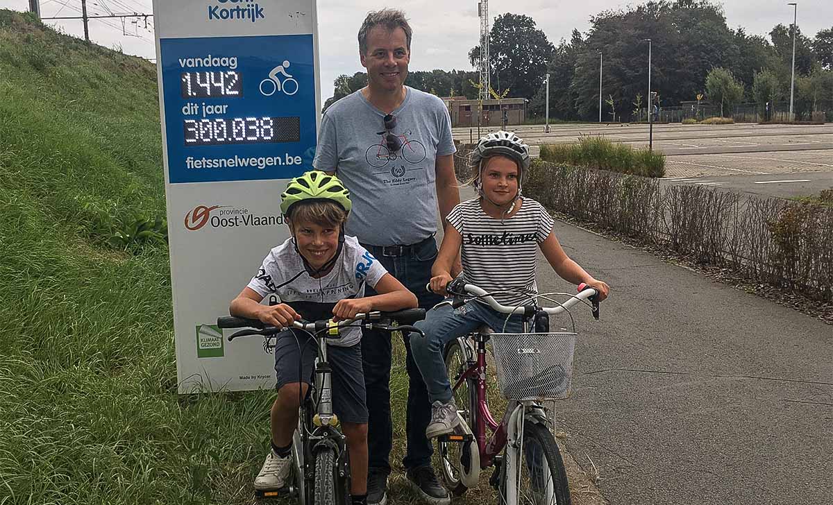 Winnaars ‘Wie naar de winkel fietst, wint’ in de bloemetjes gezet