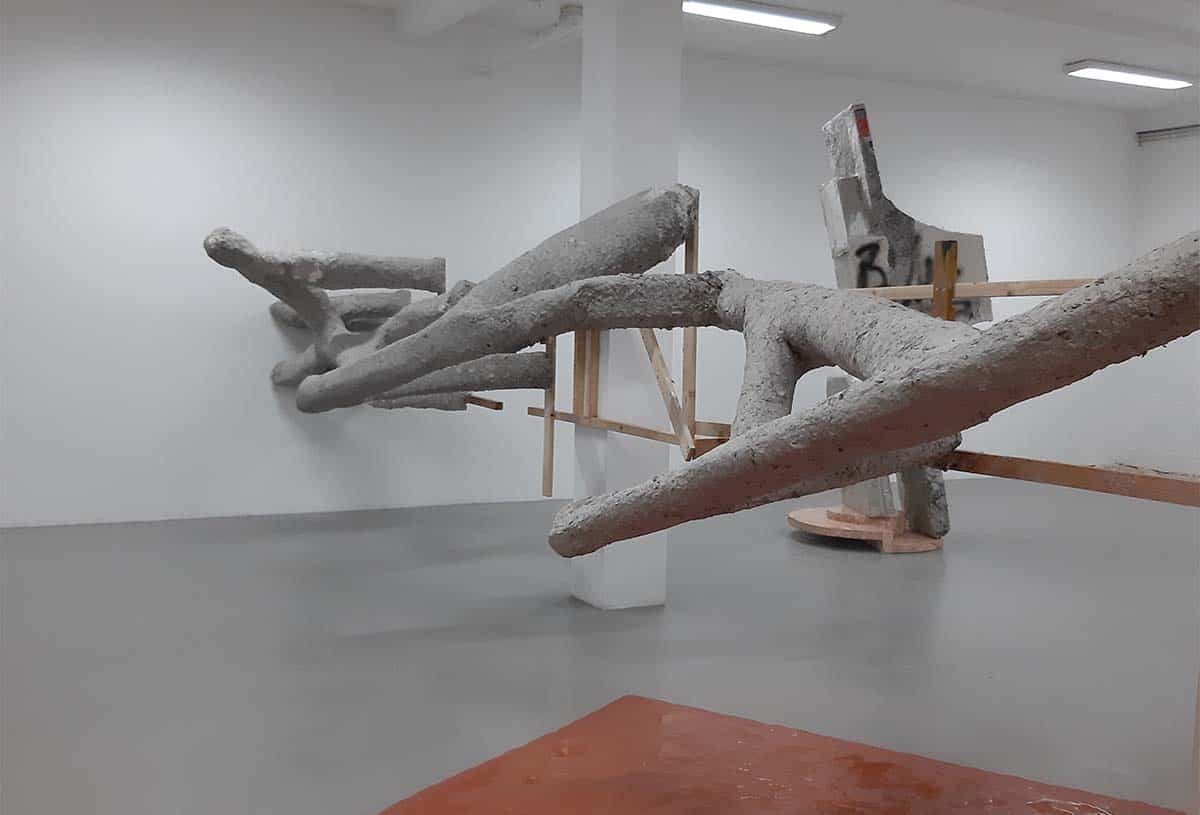 (a) decisive hand EXPO