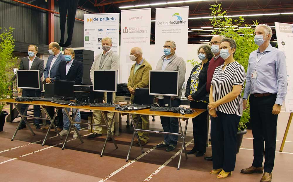 Deinze Industrie vzw organiseerde op 24.9.2020 het Jobcafé en schonk 27 PC’s en laptops aan kansarme gezinnen