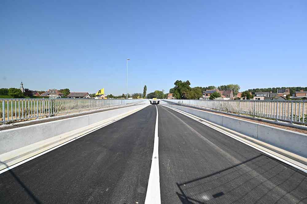 Nieuwe rondwegtunnel vervangt allerlaatste overweg  tussen Gent en Brugge. Belangrijke mijlpaal voor het 3e en 4espoor en de mobiliteit in Hansbeke