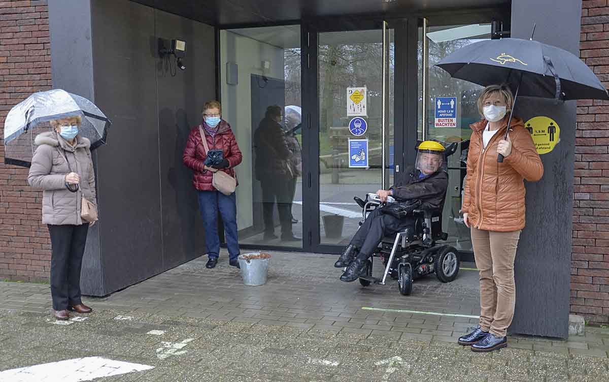 Krijgt sporthal Landegem ooit de beloofde automatische deuren?