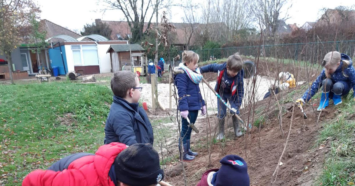 Leerlingen van VBS Zeveren planten eigen speelbos!