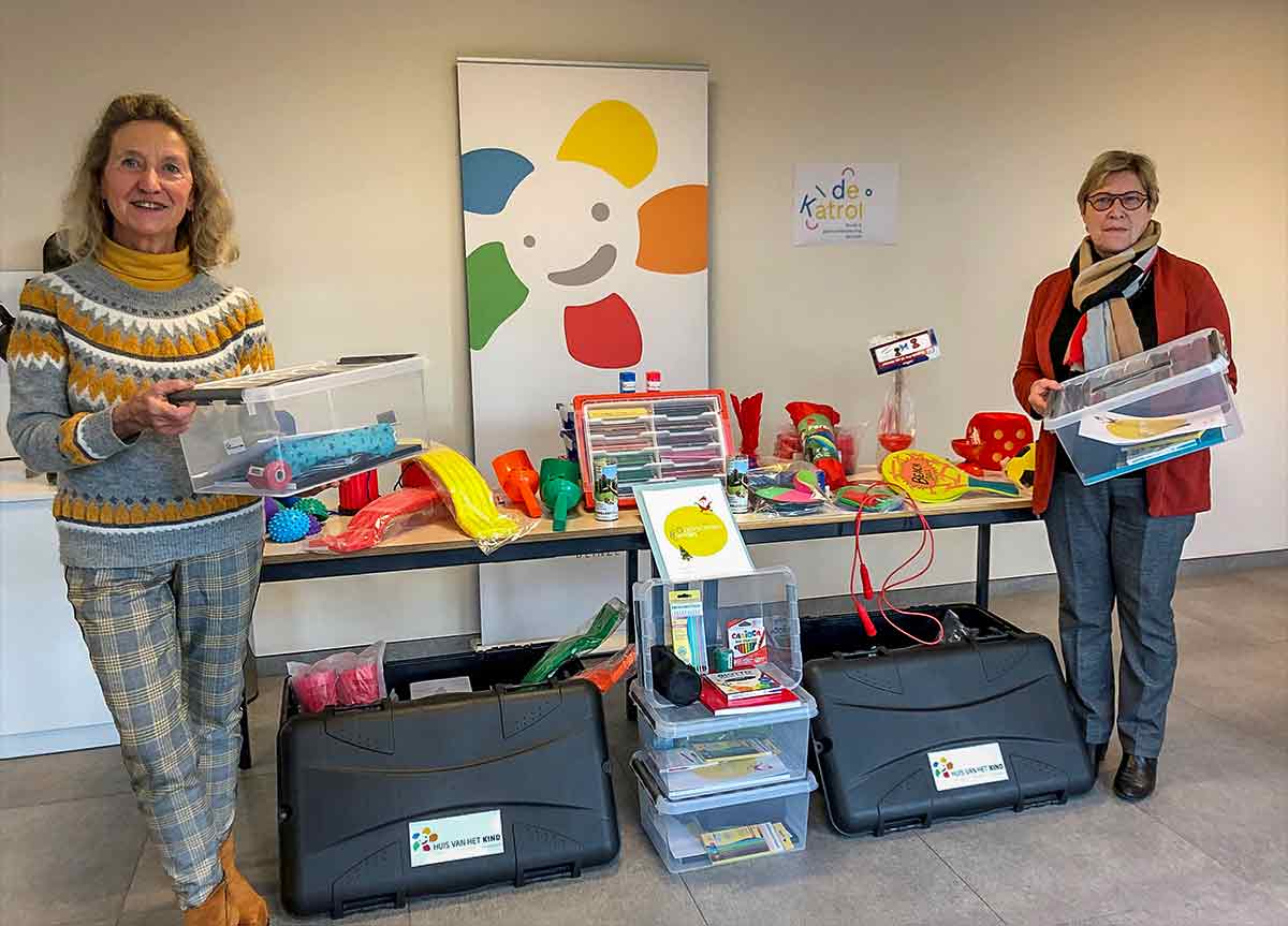 Huis van het Kind Deinze schenkt extra spelmateriaal aan de Katrol Deinze en armoedeverenigingen