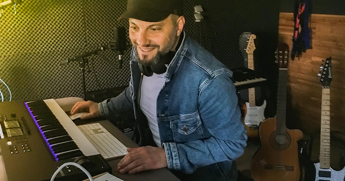 Deinzenaar en electronic music producer Angelo Adinolfi scoort op Spotify en Apple Music.
