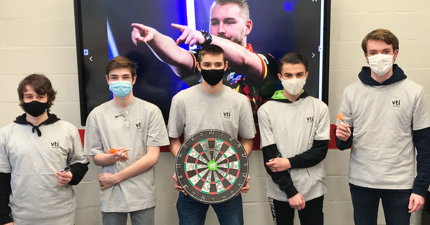 Leerkracht VTI Deinze danst mee met de hype rond het darts en maakt met z’n leerlingen eigen dartspijlen.