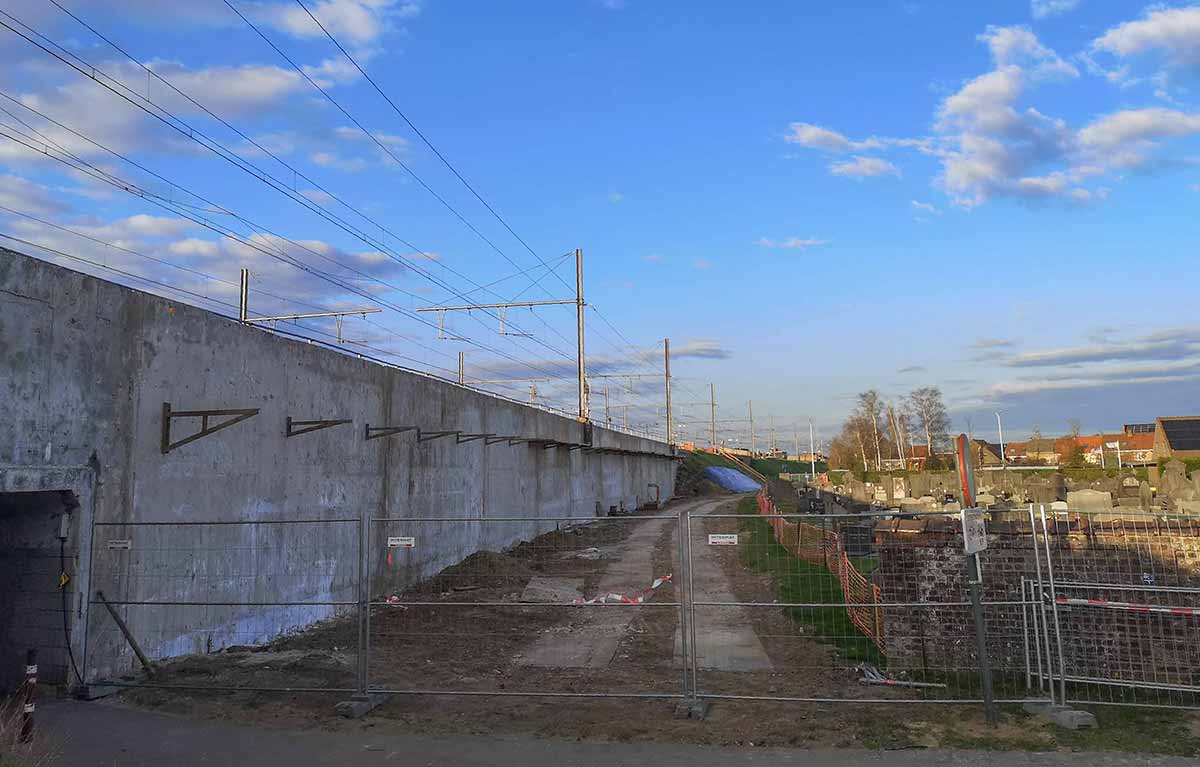 Bouw fietsbrug over Volhardingslaan in Deinze gaat van start