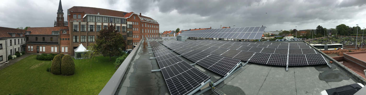 Deinzenaars zorgen voor zonnedak op de sporthal van Leiepoort campus Sint-Vincentius