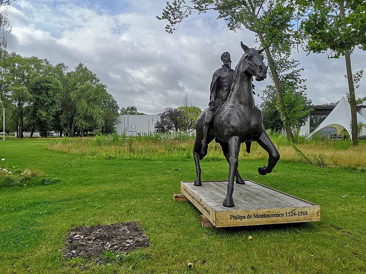 Standbeeld Filips van Montmorency pronkt in Deinze