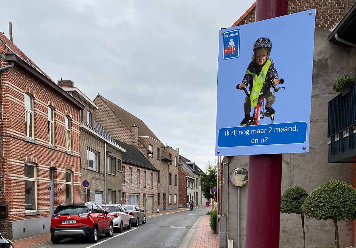 Verkeersactie Kleuterschool De Berenboot. Koningen, ridders en piraten houden Landegem in de gaten