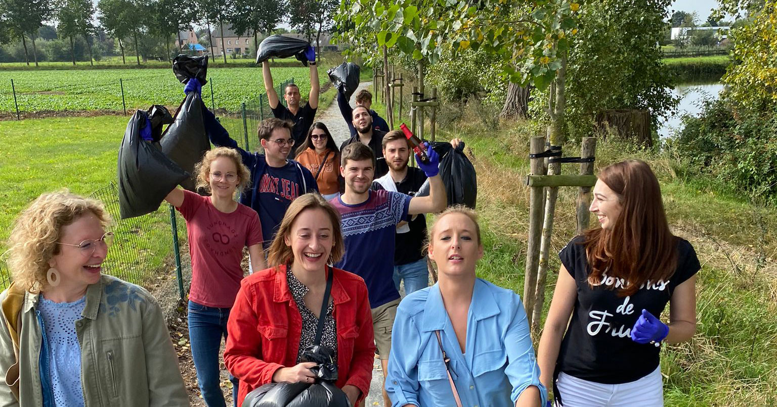 Burger- en saladbar Foodbart gaat met personeel op zwerfvuiltocht in Deinze en trakteert hen op een picknick.