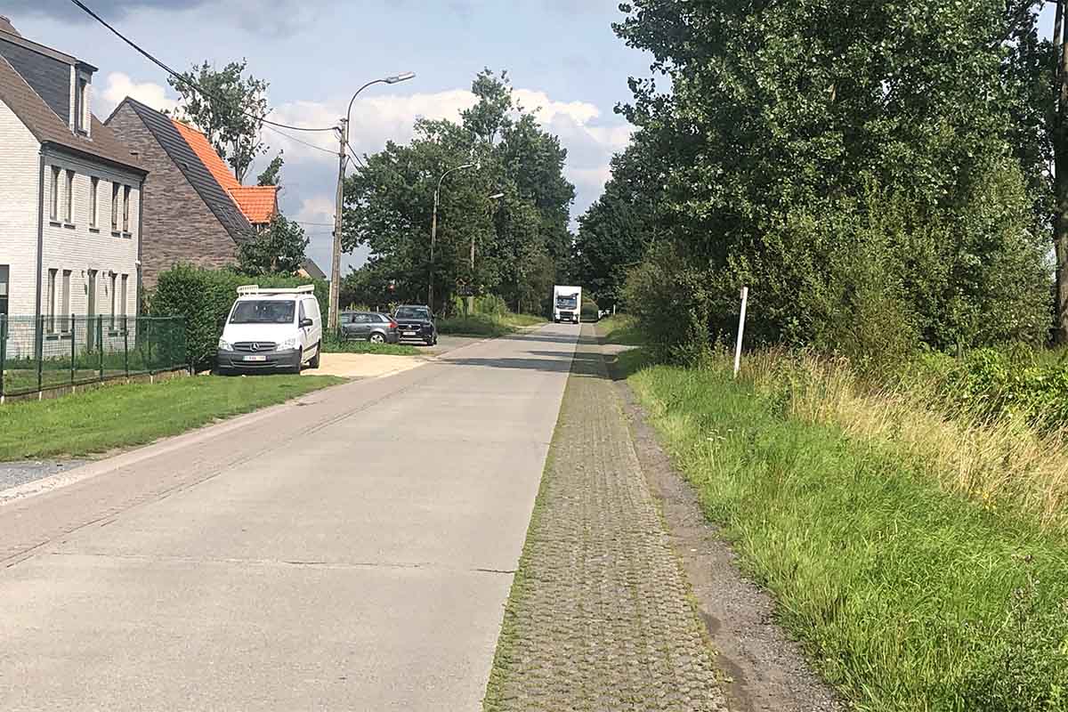 Fietspaden in Nazarethsesteenweg en Karrewegstraat nog niet voor morgen.