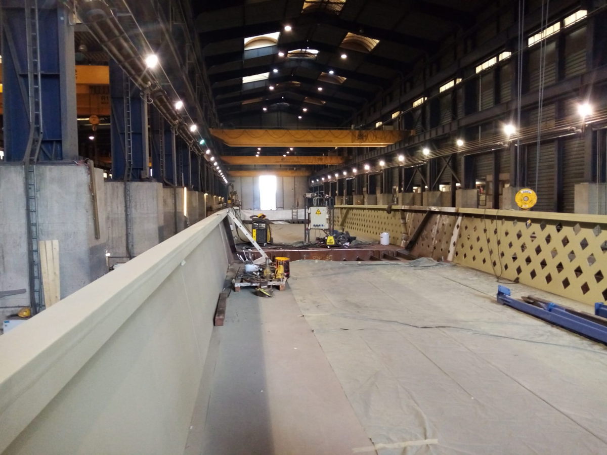 Stalen fietsbrug over de Volhardingslaan werkt missing link op F7 in Deinze weg