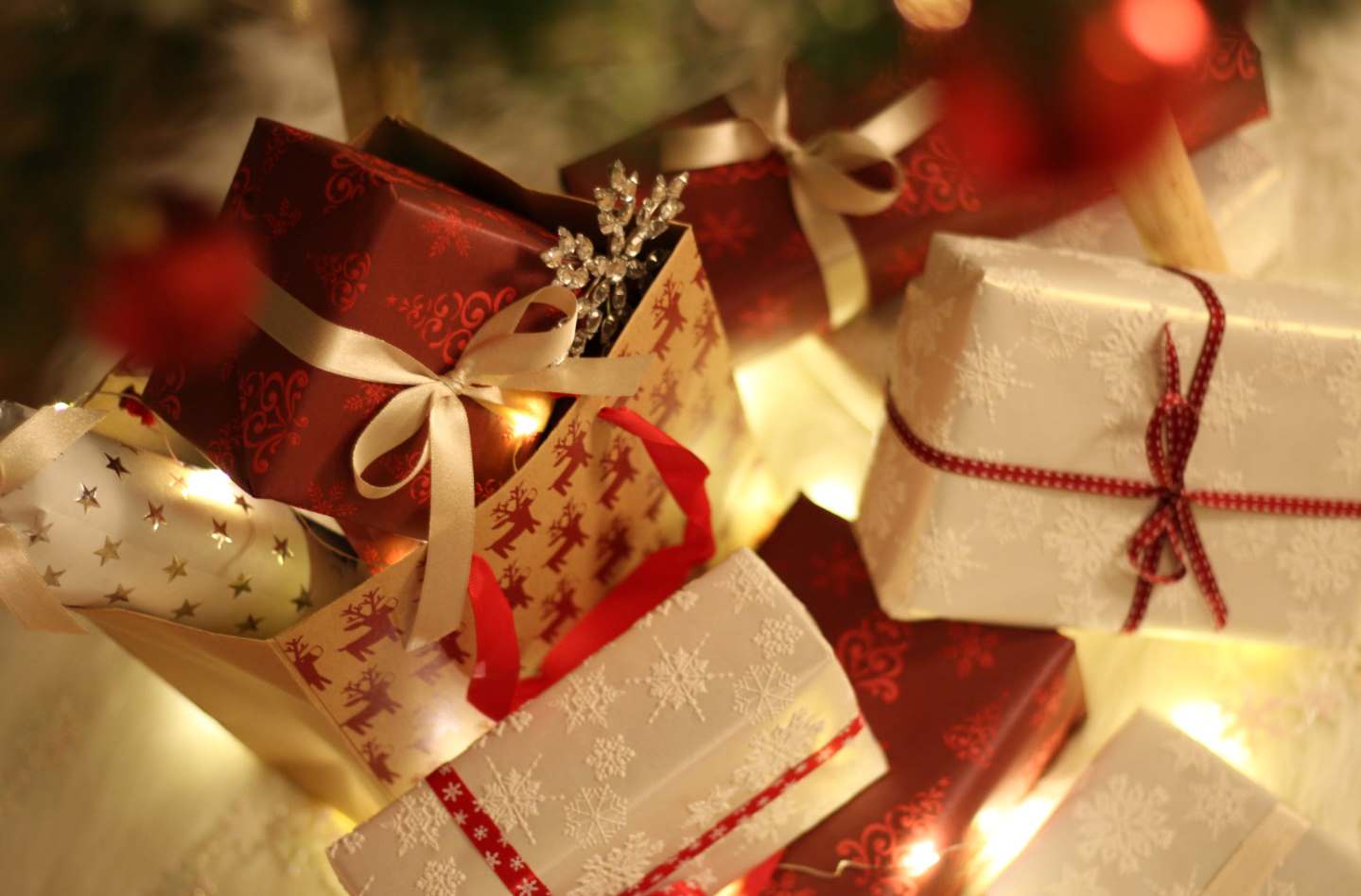 Kerstman geeft kinderen kwetsbare gezinnen een kerstpakket