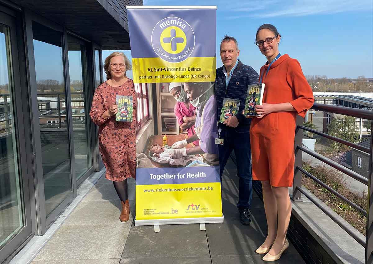 Hoofdvroedvrouw AZ Sint-Vincentius Deinze pent  ervaringen uit het Zuiden neer in ‘Moeders in Afrika’ 