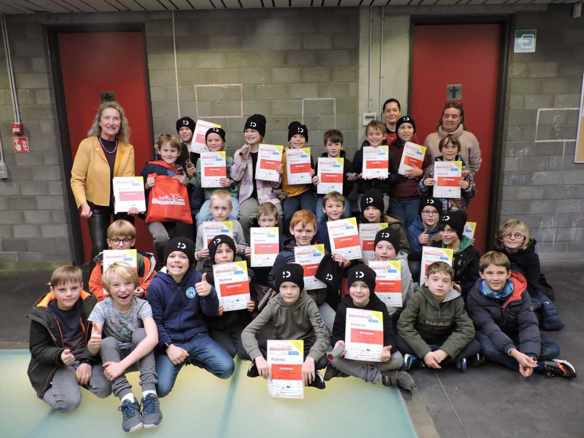 Kinderen ontvangen diploma Junior Techniekacademie
