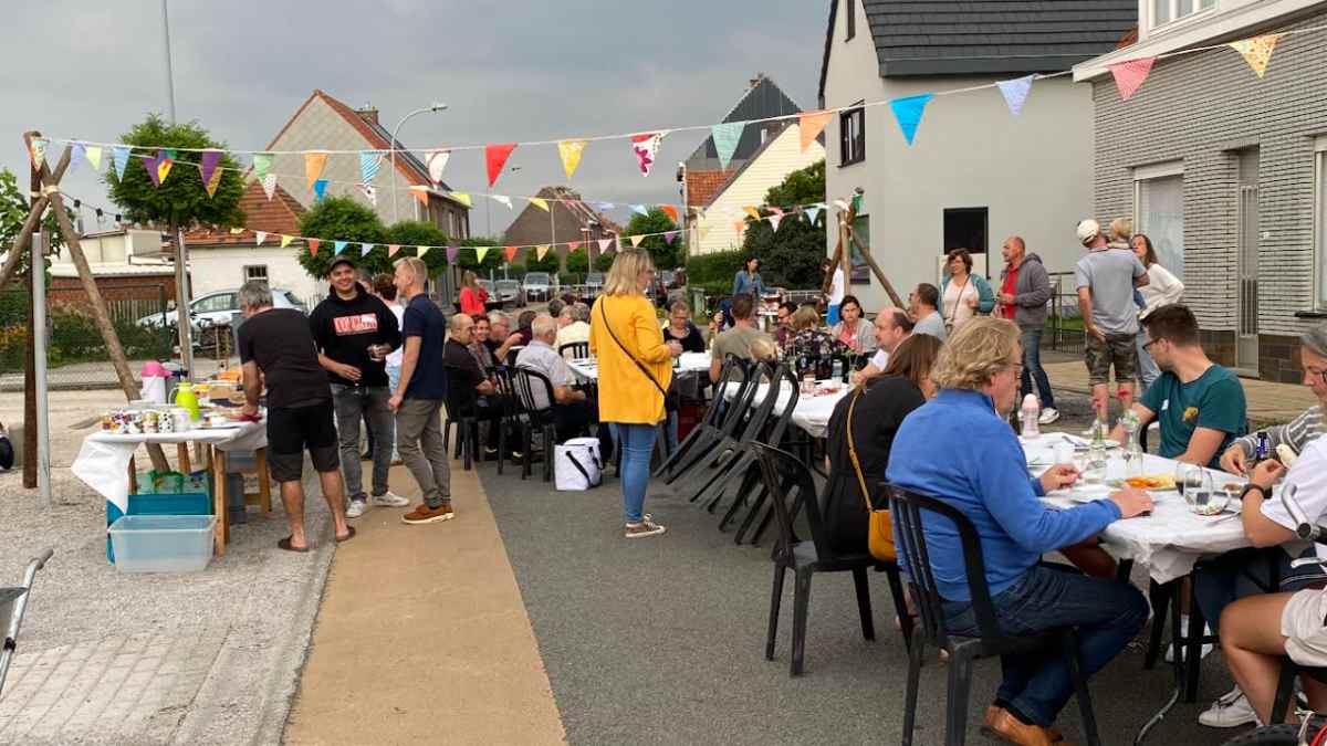 Eerste rommelmarkt in de Sint-Hubertstraat