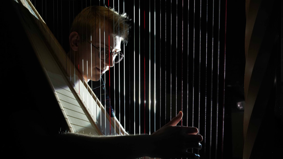 Jonge Belgische Harpist Stef Van Vynckt uit Deinze schittert in wereldpremière van “This Ain’t Fake” in HA Concerts