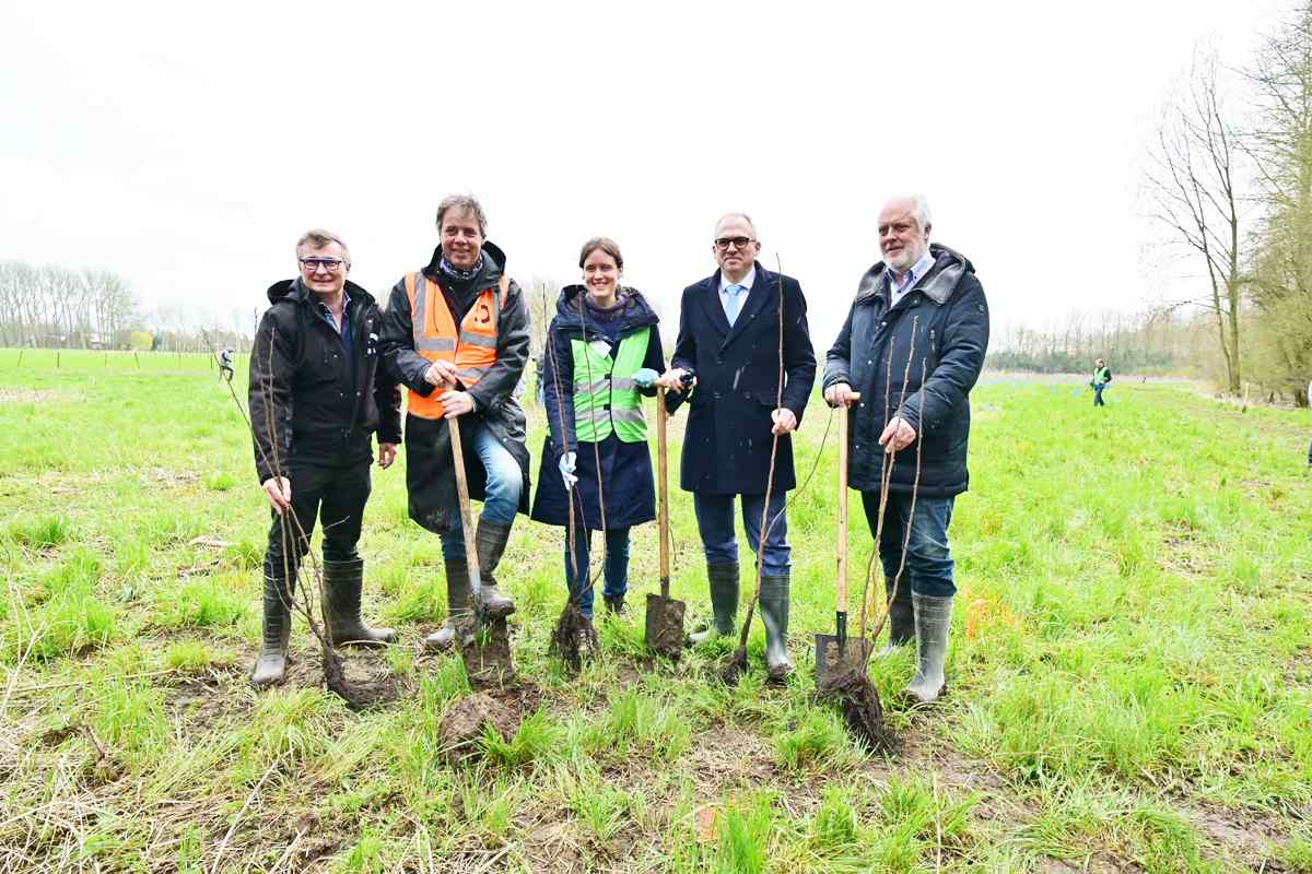 Luminus realiseert het grootste bedrijfsbos van Vlaanderen in Deinze tijdens Forest in One Day