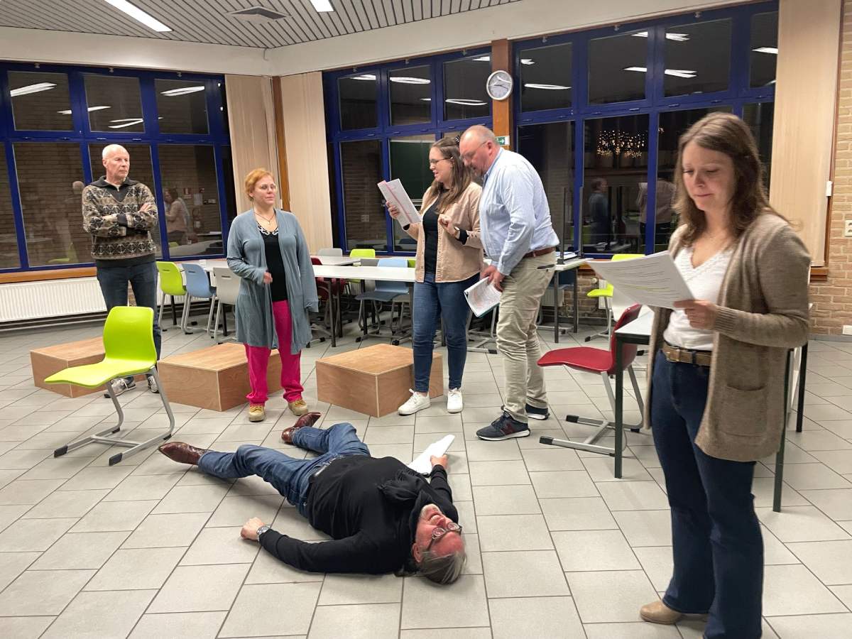 Leerkrachten en (groot)ouders ’t Wilgennest op de planken