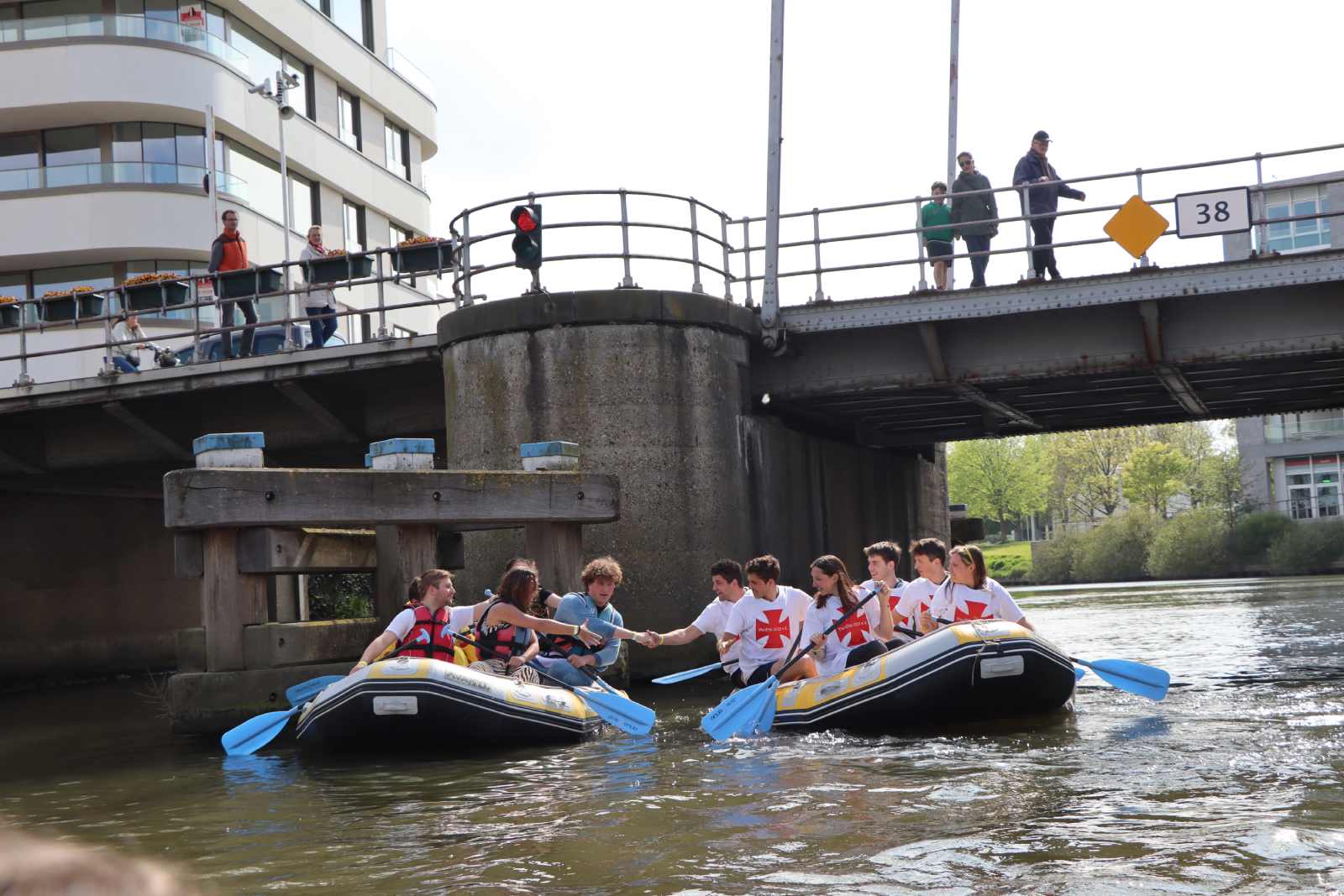 Roeiende Kazouvrijwilligers op de Leie