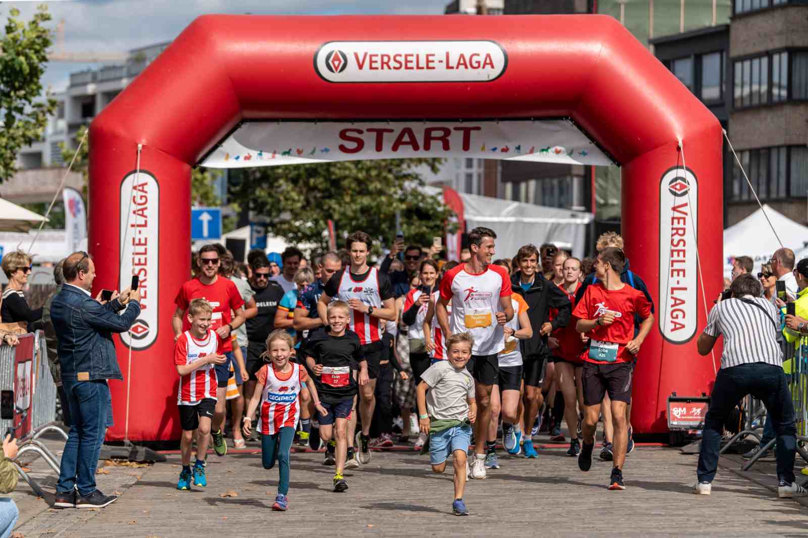 Succesvolle 6de editie van de Versele-Laga Run met meer dan 1000 lopers en een hartverwarmend afscheid van Thomas Van Der Plaetsen