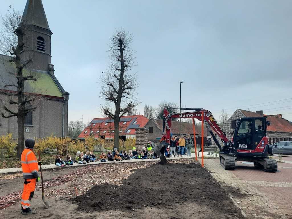 Samen bloembollen planten op vernieuwde dorpsplein van Zeveren