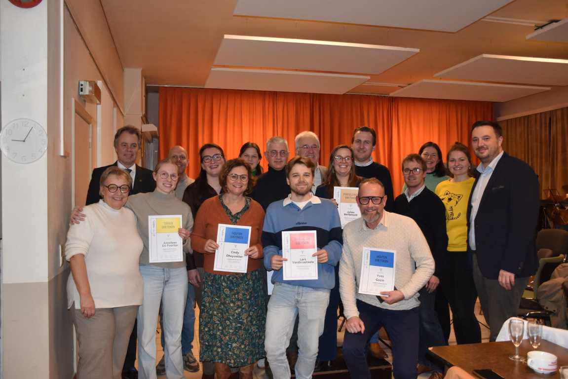 Trouwe leden Harmonieorkest Deinze in de bloemetjes gezet