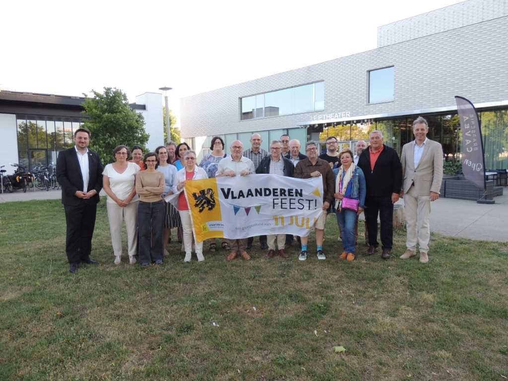 Vlaanderen Feest in Deinze met Mama’s Jasje XL en gelegenheidstoespraak door Koen Schoors