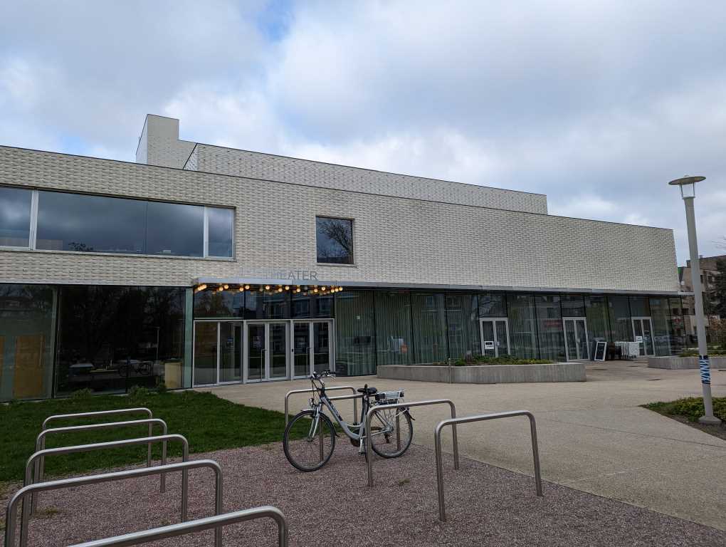 Historici, educators, leerkrachten en erfgoedprofessionals komen samen op het Herinneringsforum in Leietheater te Deinze.