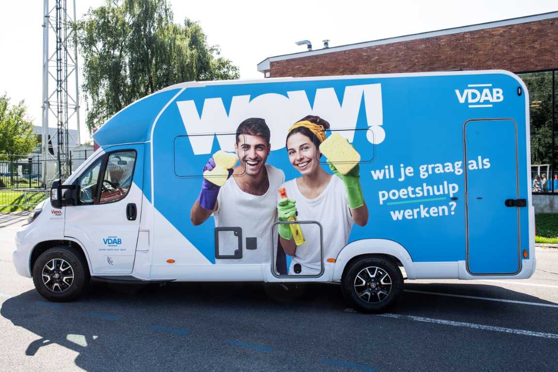 De VDAB Poetsmobiel komt naar Deinze: Jouw Kans op een Glanzende Carrière in de Schoonmaak!