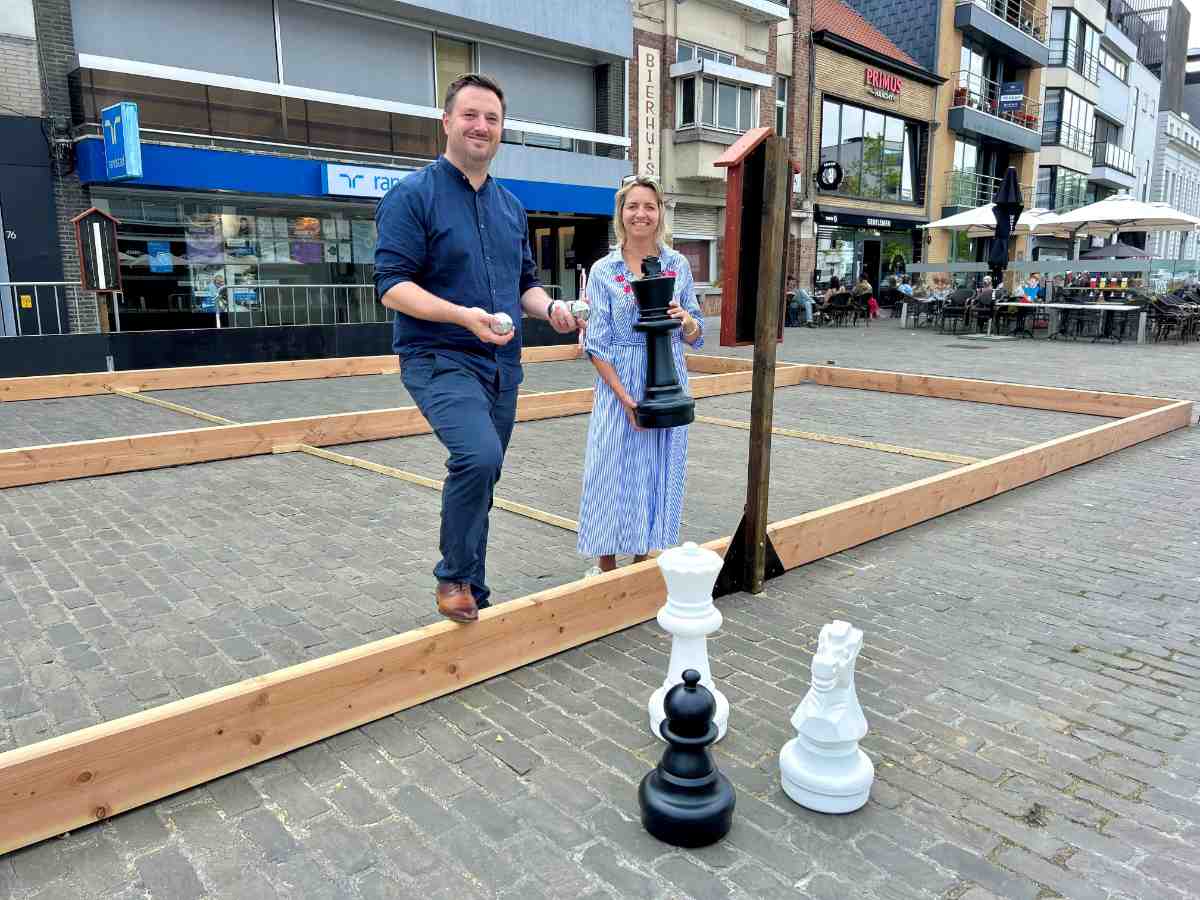 Zomer in Deinze: speelplein, petanquebanen en megaschaak brengen leven in het centrum