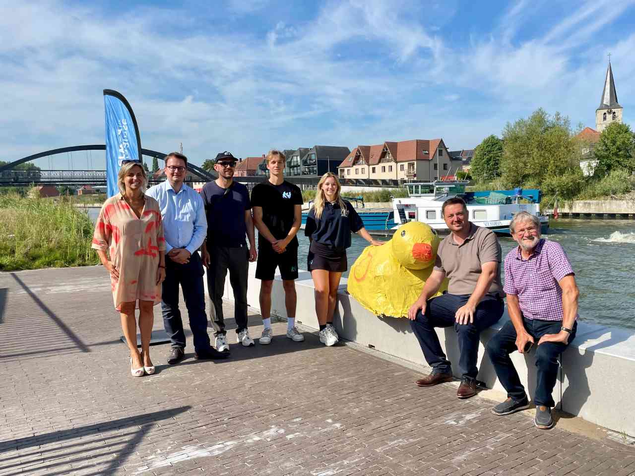 De Lovelingbrug in Nevele Opent Feestelijk met Spectaculaire Duckrace