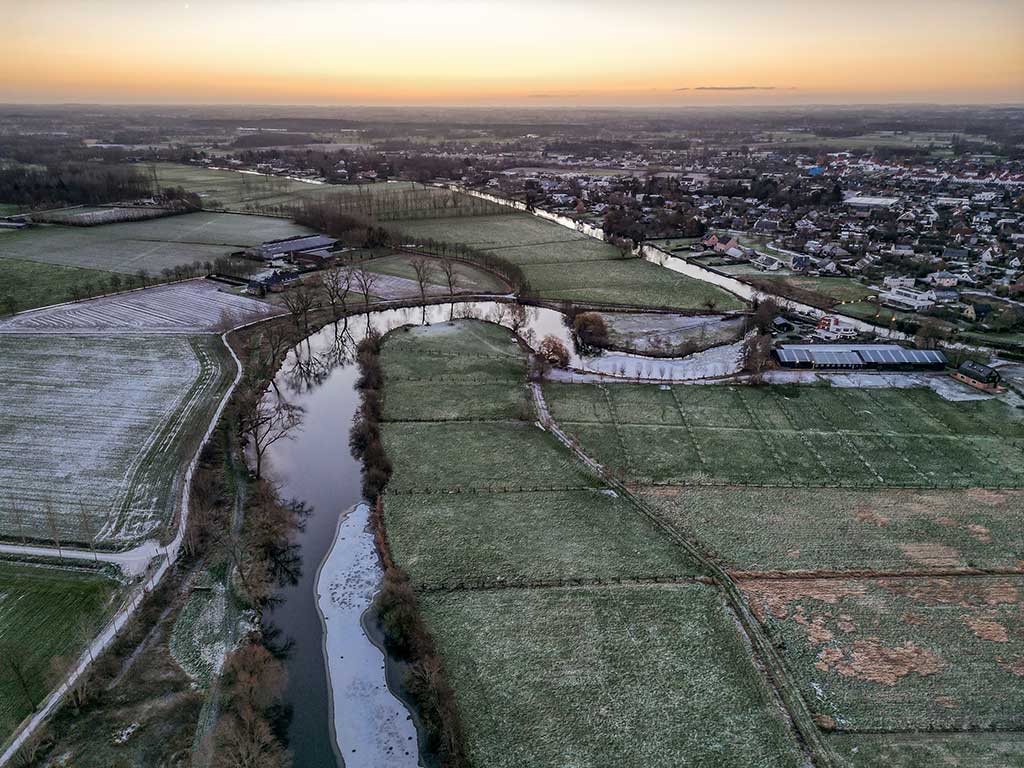 Onze dronefotograaf maakt winterse beelden van de Leie in Astene